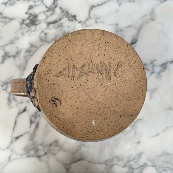 Vintage studio signed Suzanne pottery pitcher blue primitive - Picture 9 of 11